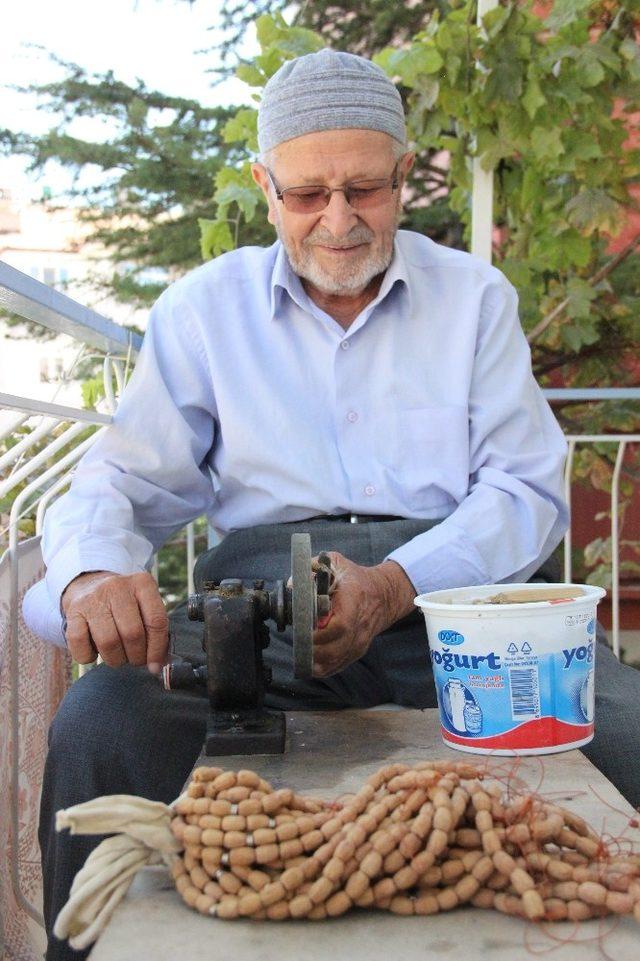 Zeytin çekirdekleri Mehmet Emin dedenin elinde tespih ve kolye oluyor