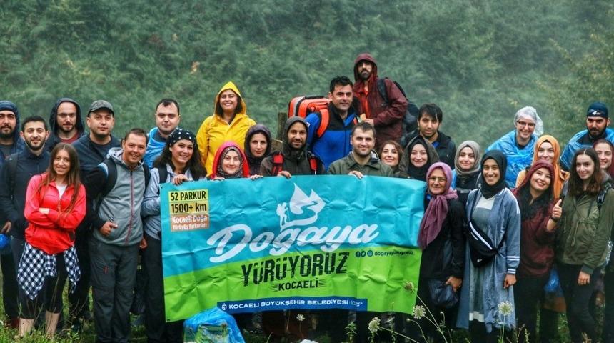 Doğa yürüyüşüne çıktılar, parkurdaki çöpleri tek tek topladılar