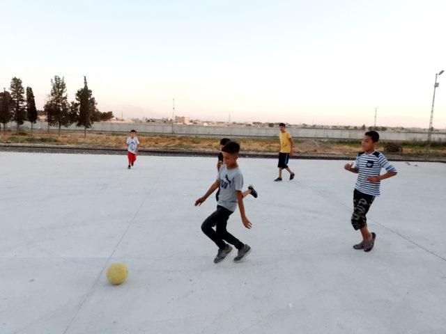 Sınır hattında çocuklar futbol maçı, öğretmenler piknik yapıyor