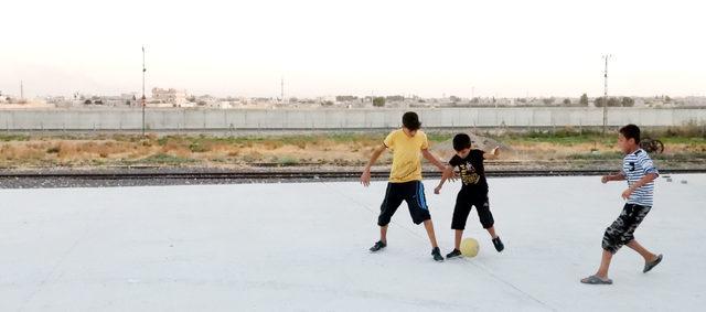 Sınır hattında çocuklar futbol maçı, öğretmenler piknik yapıyor