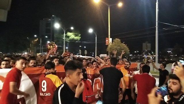 Derbi öncesi taraftardan renkli görüntüler