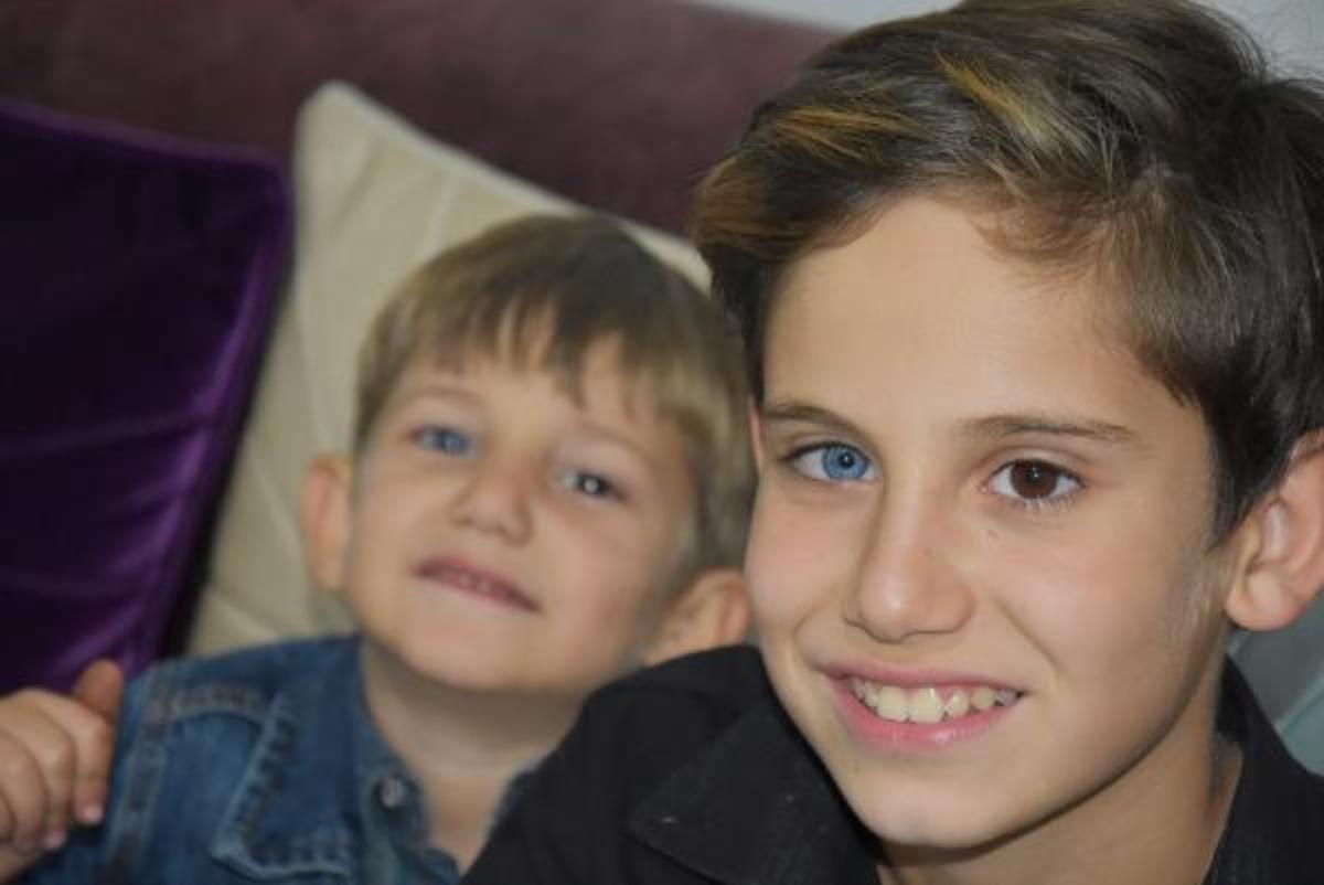 Bursa'da d&uuml;nyaya iki farklı g&ouml;z rengiyle bakan kardeşler g&ouml;renleri şaşırtıyor