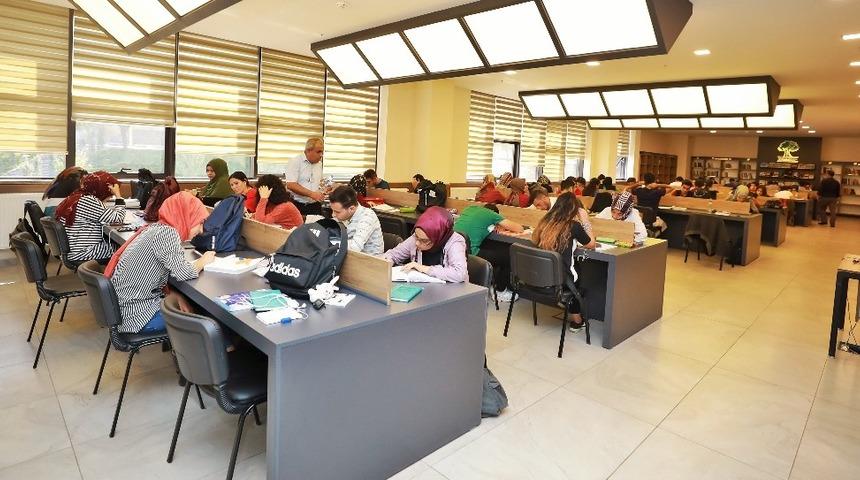 Gen&ccedil;lik k&uuml;t&uuml;phanelerine yoğun ilgi