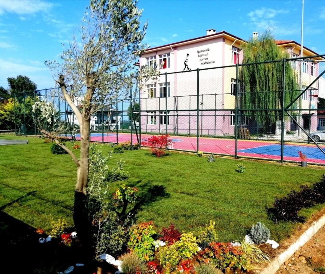 El ele verip okullarının &ccedil;evresini g&uuml;zelleştirdiler