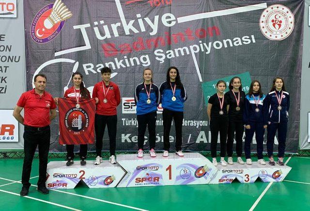 Osmangazili badmintoncular madalyaları topladı