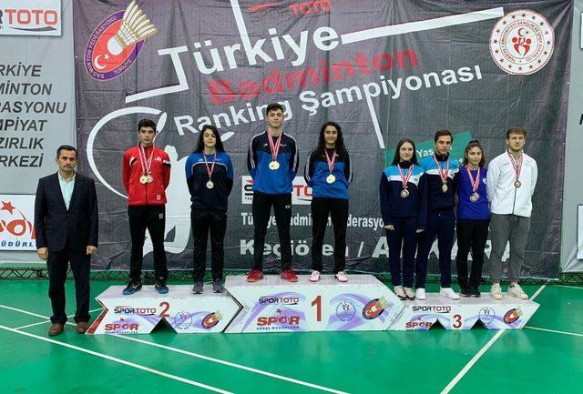 Osmangazili badmintoncular madalyaları topladı