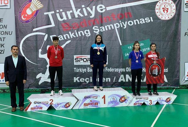 Osmangazili badmintoncular madalyaları topladı