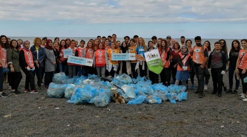 Üniversiteliler sahilde çöp topladı