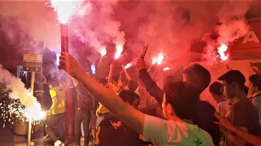 Derbi öncesi taraftardan renkli görüntüler