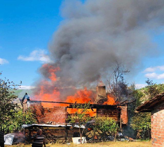 Boyabat’ta yangında bir ev kül oldu