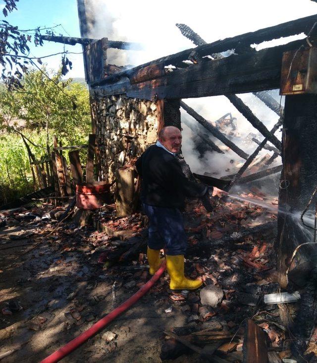 Boyabat’ta yangında bir ev kül oldu