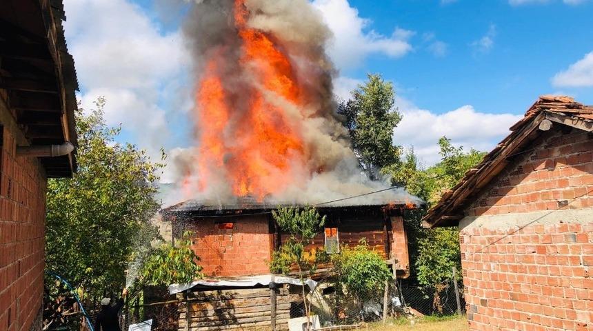 Boyabat’ta yangında bir ev kül oldu