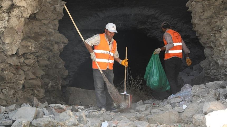 B&uuml;y&uuml;kşehir Belediyesi ekipleri, tarihi surların etrafını temizliyor