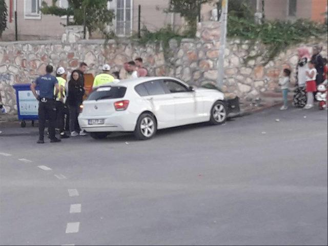 Sevgilisinden özür dilemek için süslediği otomobille direğe çarptı