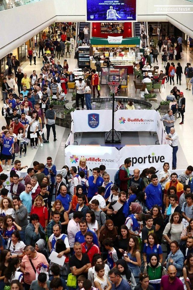 Anadolu Efes, taraftarlarıyla buluştu