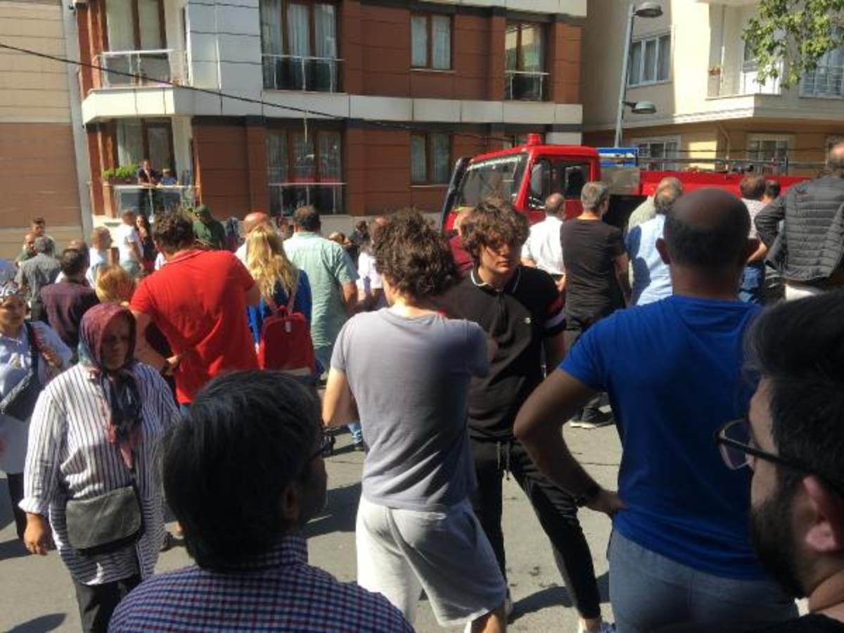 Şişli'de 5 katlı binanın &ccedil;atı katında yangın! 