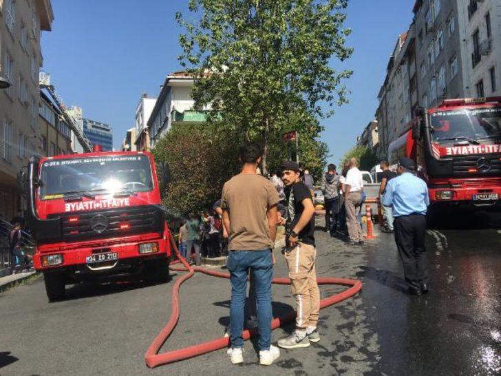 Şişli'de 5 katlı binanın çatı katında yangın!  G4