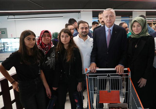 Cumhurbaşkanı Erdoğan Tarım Kredi Kooperatifi tarafından açılan satış ofisinden alışveriş yaptı