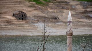 Baraj suları çekilince köy ortaya çıktı
