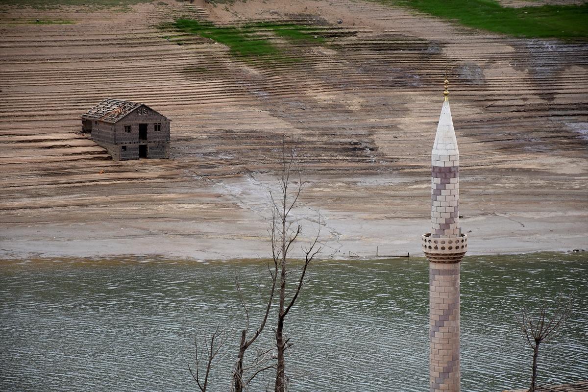 Baraj suları &ccedil;ekilince k&ouml;y ortaya &ccedil;ıktı
