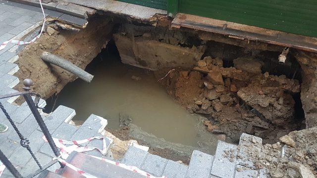 Ortaköy'de kumpircilerin olduğu yerin altından geçen kanal çöktü (1) 