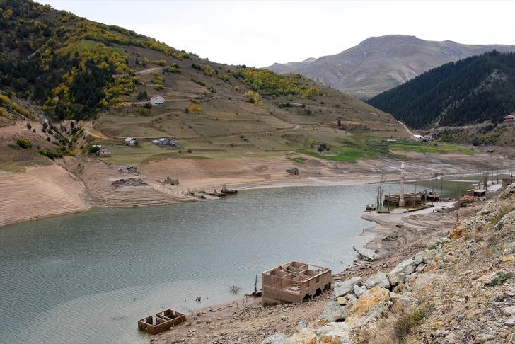 Baraj suları çekilince köy ortaya çıktı G1
