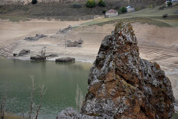 Baraj suları çekilince köy ortaya çıktı G3