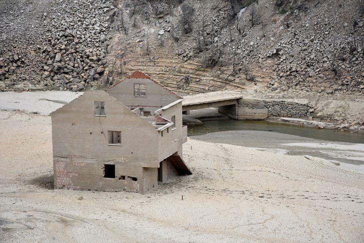 Baraj suları çekilince köy ortaya çıktı G5