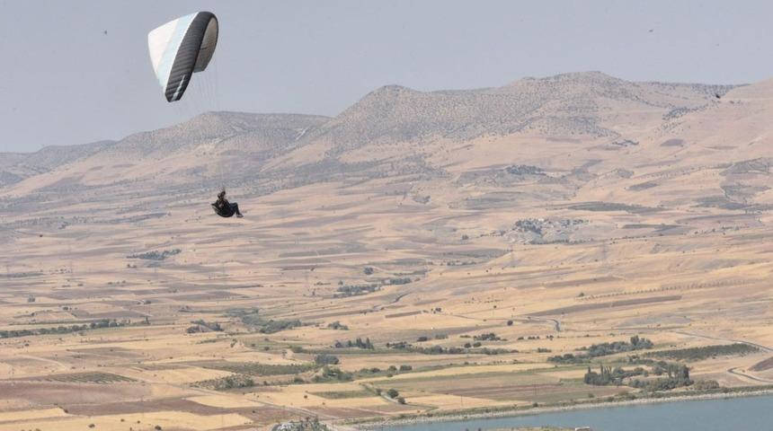 Yama&ccedil; paraş&uuml;t&uuml; meraklıları Gerc&uuml;ş semalarında