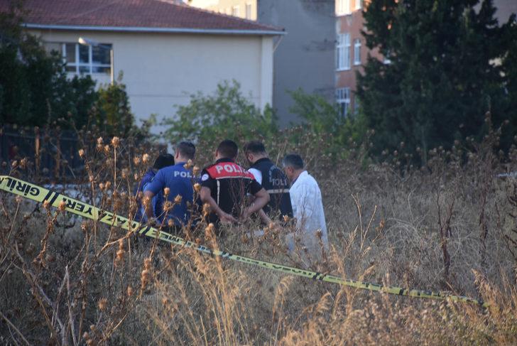 Okulun bahçesinde oyun oynayan çocuklar, ceset buldu G3