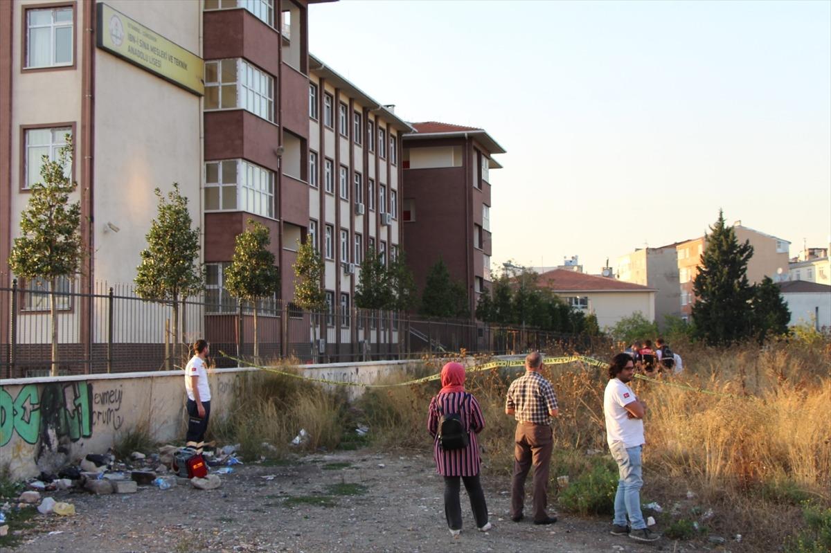 Okulun bah&ccedil;esinde oyun oynayan &ccedil;ocuklar, ceset buldu