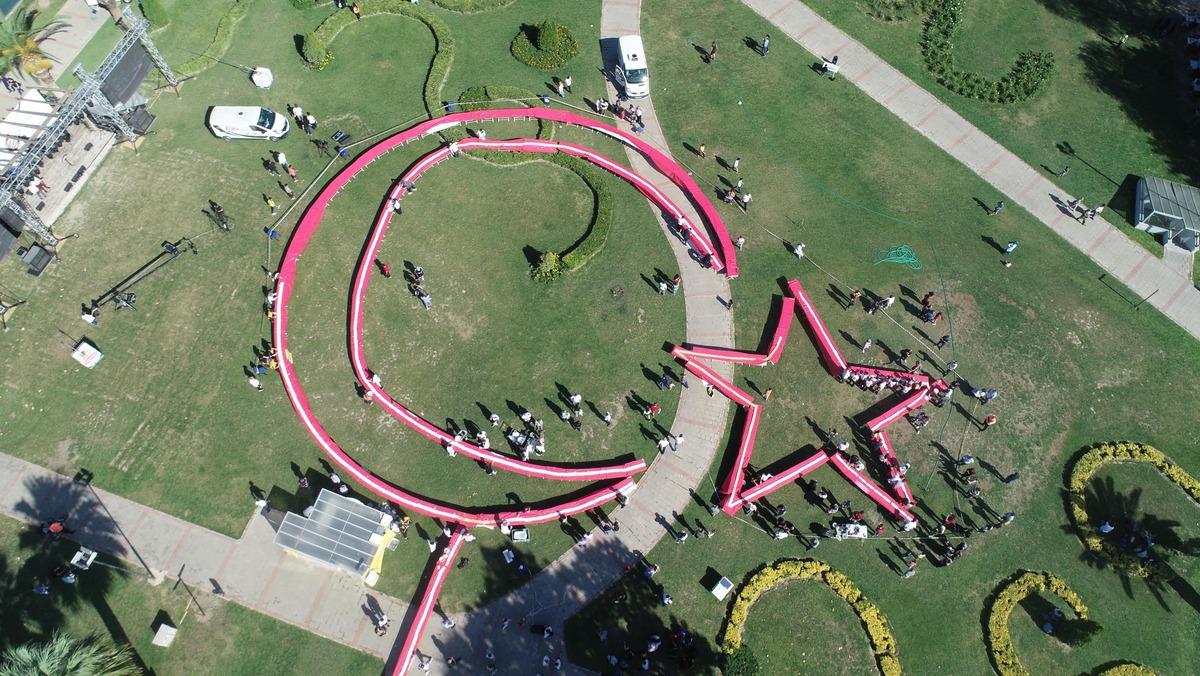 İzmir'de 2 bin 842 metre uzunluğundaki pasta ile rekor kırıldı