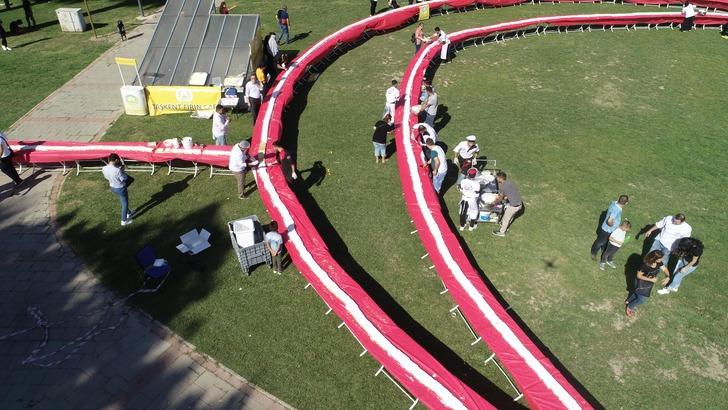 İzmir'de 2 bin 842 metre uzunluğundaki pasta ile rekor kırıldı G2