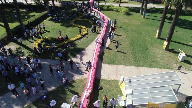 İzmir'de 2 bin 842 metre uzunluğundaki pasta ile rekor kırıldı G3