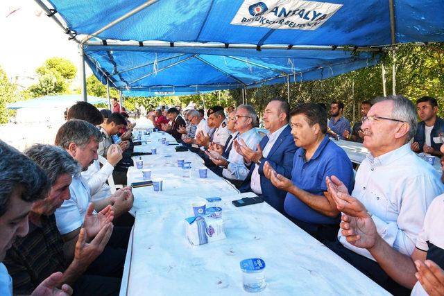 Bakan Çavuşoğlu şehidin mevlidine katıldı