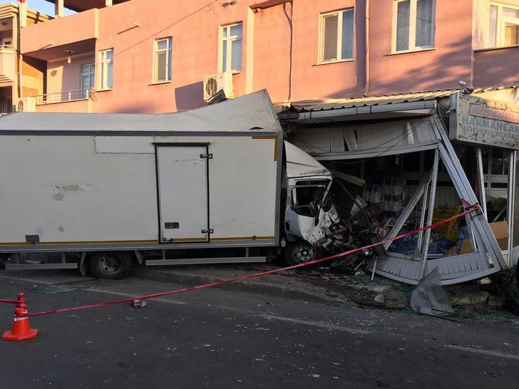 Bursa'da korkunç kaza kamerada! 5 kişiyi altına alıp markete daldı! G5