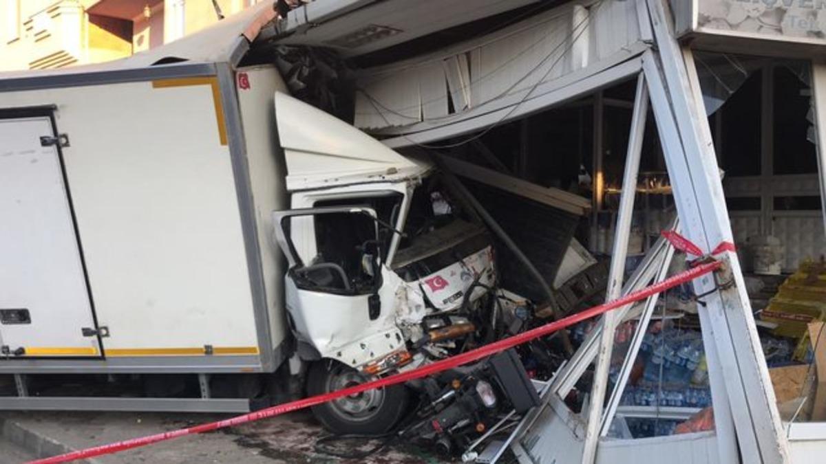 Bursa'da korkun&ccedil; kaza kamerada! 5 kişiyi altına alıp markete daldı!