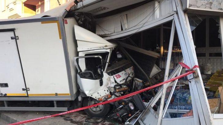Bursa'da korkunç kaza kamerada! 5 kişiyi altına alıp markete daldı! G2
