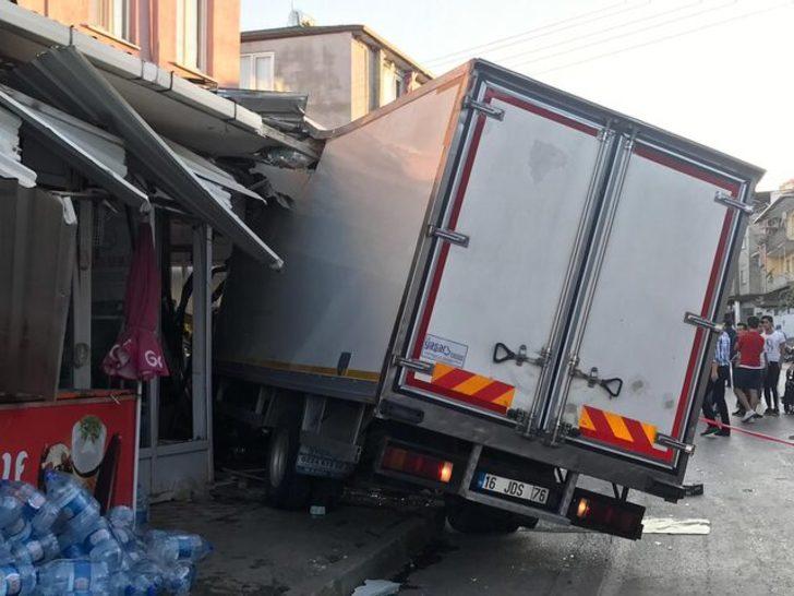 Bursa'da korkunç kaza kamerada! 5 kişiyi altına alıp markete daldı! G1