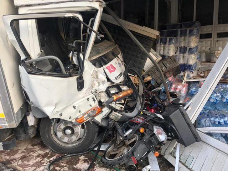 Bursa'da korkunç kaza kamerada! 5 kişiyi altına alıp markete daldı! G4