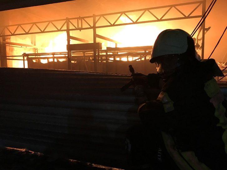 Manisa'da büyük yangın! Ekipler seferber oldu! G2