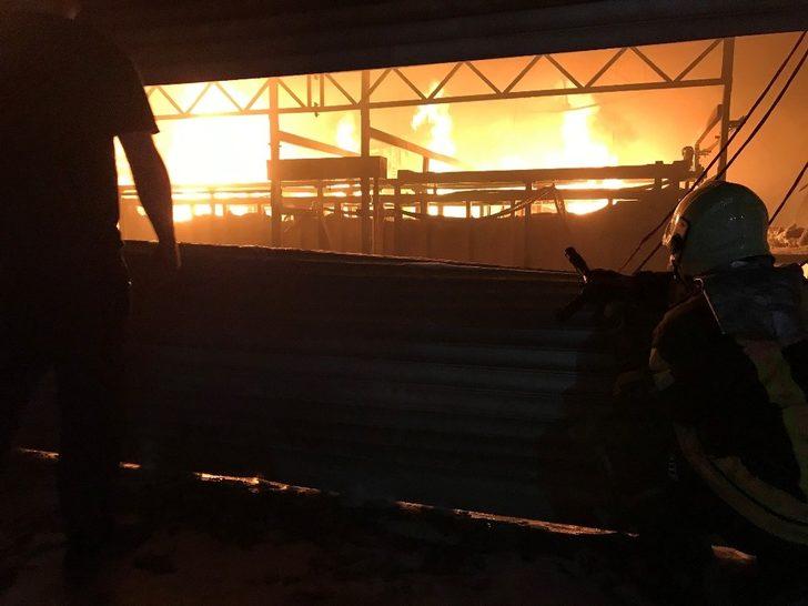 Manisa'da büyük yangın! Ekipler seferber oldu! G4