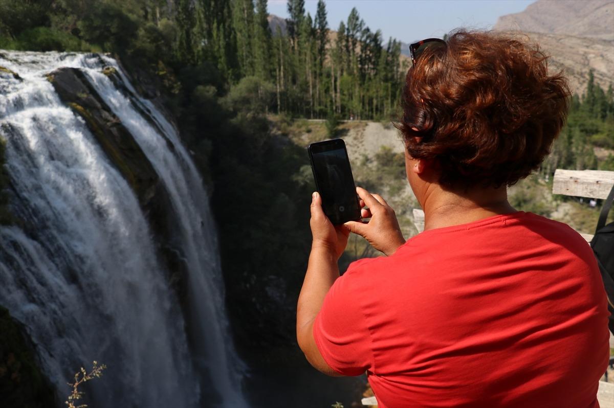 UNESCO'nun D&uuml;nya Mirası'na aday g&ouml;sterildi! Tortum Şelalesi turistlerin g&ouml;zdesi