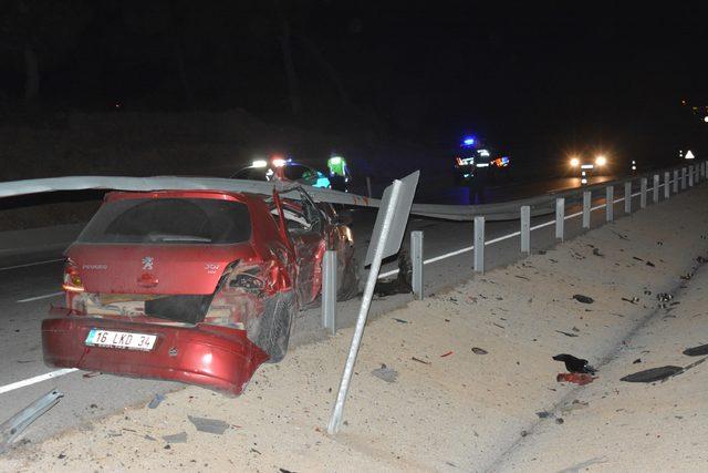 Bariyerlere çarpan otomobilin sürücüsü ağır yaralı