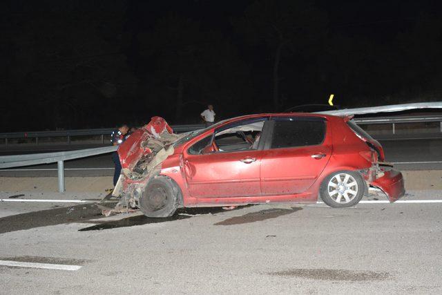 Bariyerlere çarpan otomobilin sürücüsü ağır yaralı