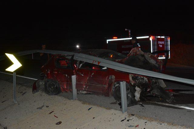 Bariyerlere çarpan otomobilin sürücüsü ağır yaralı