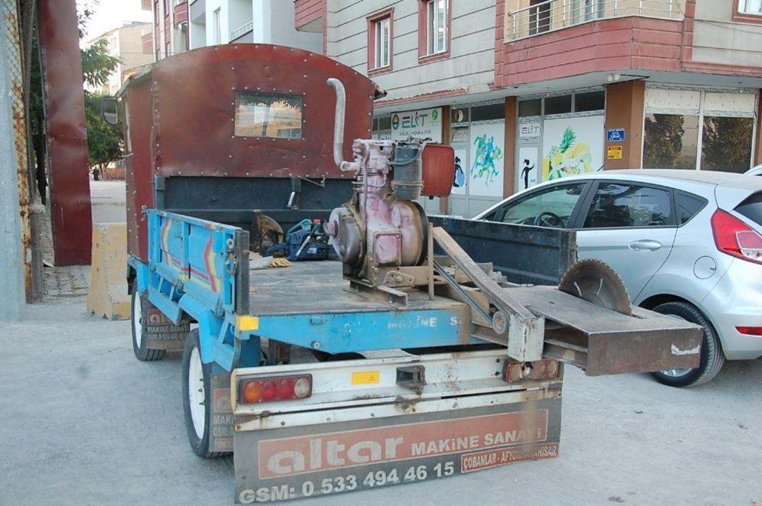 Topladığı hurda malzemelerle kendi aracını yaptı