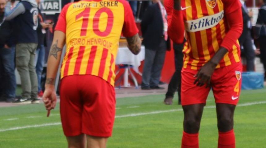 Emmanuel Adebayor:  "Bilal&rsquo;e inanıyorum. Yalan s&ouml;ylemez"