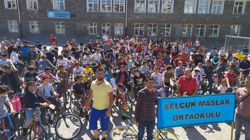 &Ouml;ğrenciler Develi sokaklarında bisiklet s&uuml;rd&uuml;