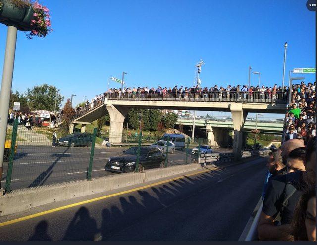 Altunizade metrobüs durağında insan seli